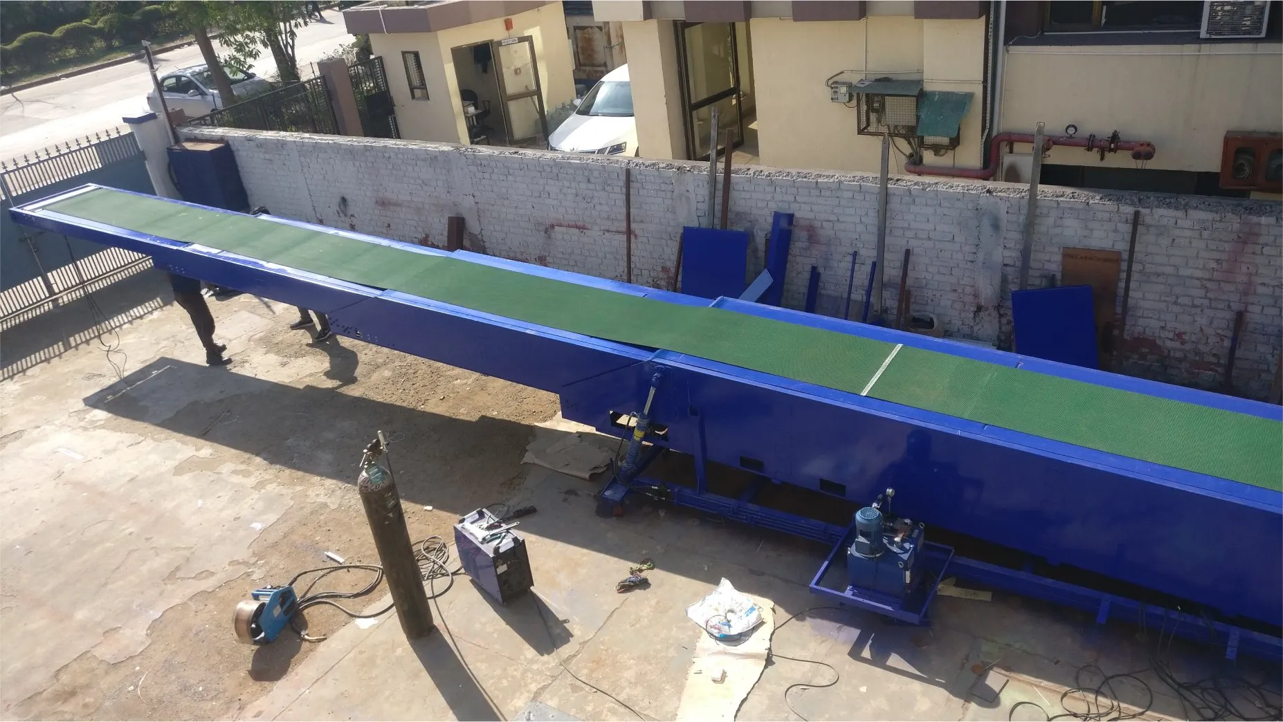 7 Top Features to Look for in a Truck Loading Conveyor System